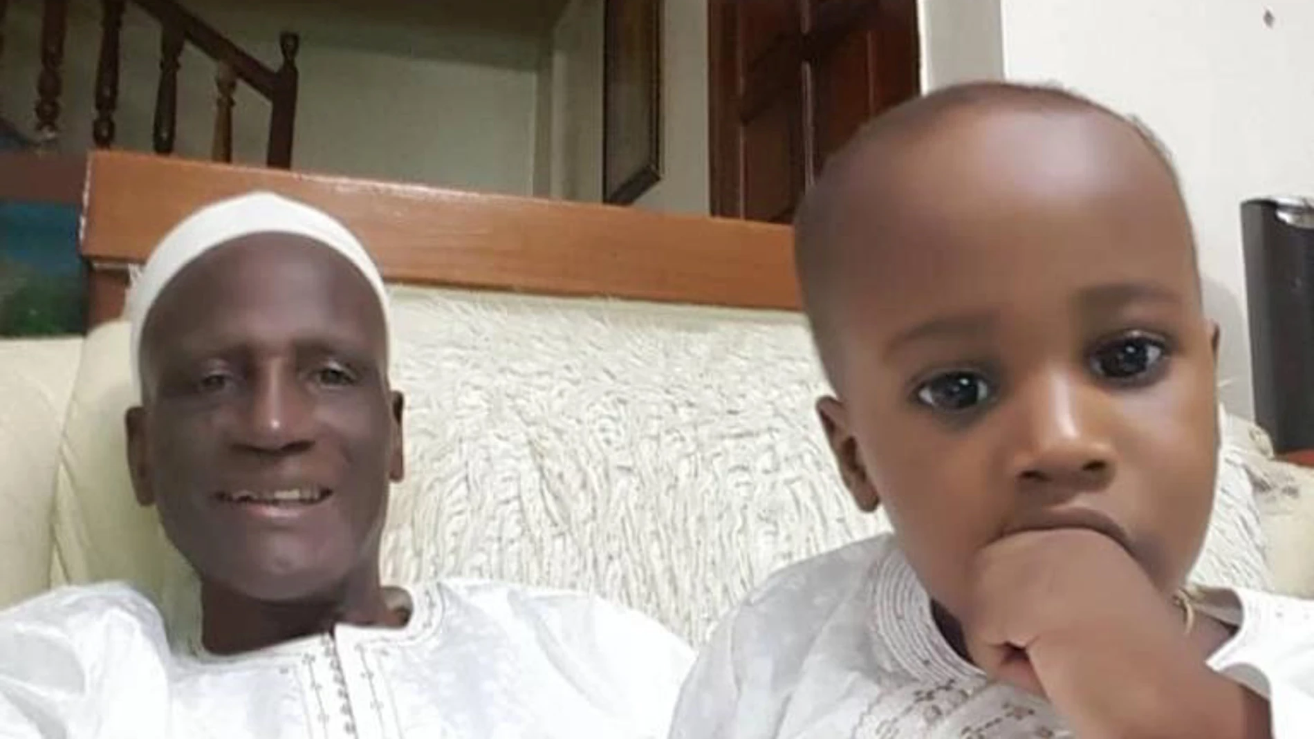 Última fotografía de Saliou Traoré, junto a su nieto, durante la celebración del Eid al-Adha