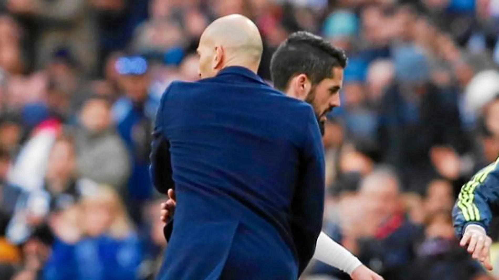 Zidane abraza a Isco tras ser sustituido