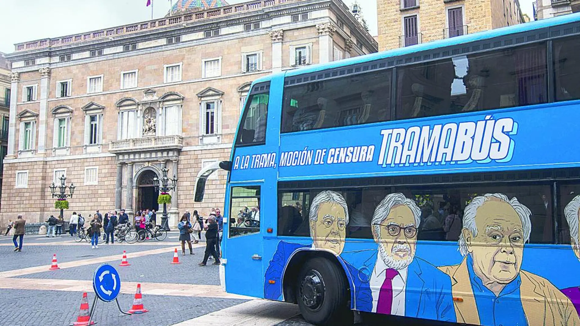 Imagen del autobús en su parada en la Plaza Sant Jaume, ante el Palau de la Generalitat