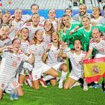 Lucía Rodríguez, la número 12, en el centro de la foto, con el resto de la Selección, tras ganar a Francia en semifinales