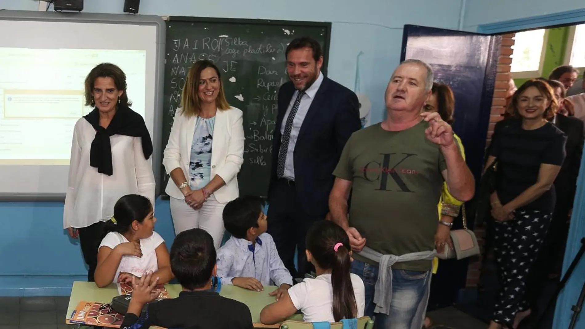 La ministra Ribera visita el colegio publico Cristóbal Colón, en Valladolid, acompañada por el alcalde Óscar Puente y la delegada del Gobierno, Virginia Barcones
