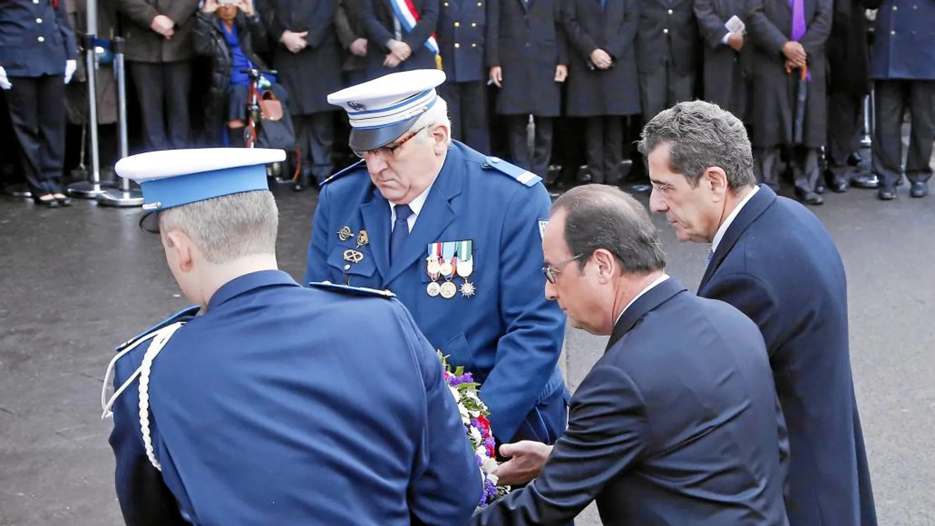 El presidente francés, François Hollande, pone una corona de flores en honor a la agente Clarissa Jean-Philippe