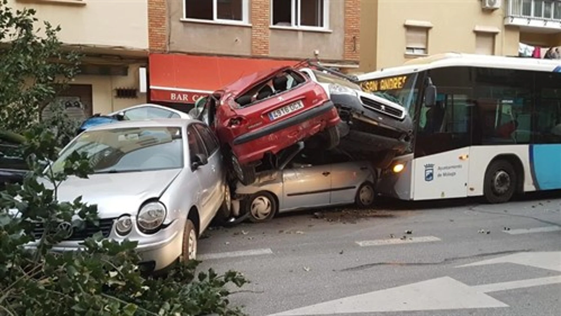 Imagen del cúmulo de coches apilados tras el accidente