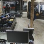 Cae por saquear 30 comercios en Barcelona rompiendo el escaparate con tapas de alcantarilla