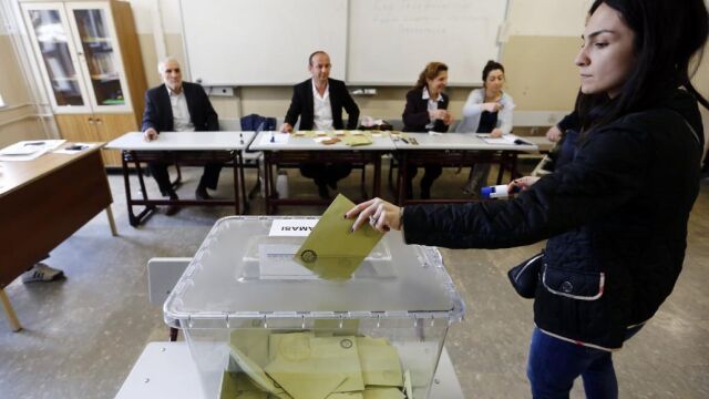 Una mujer vota tras el referéndum