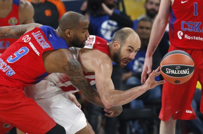 El base estadounidense del CSKA Moscú Aaron Jackson (i) lucha el balón con Vassilis Spanoulis, de Olympiacos