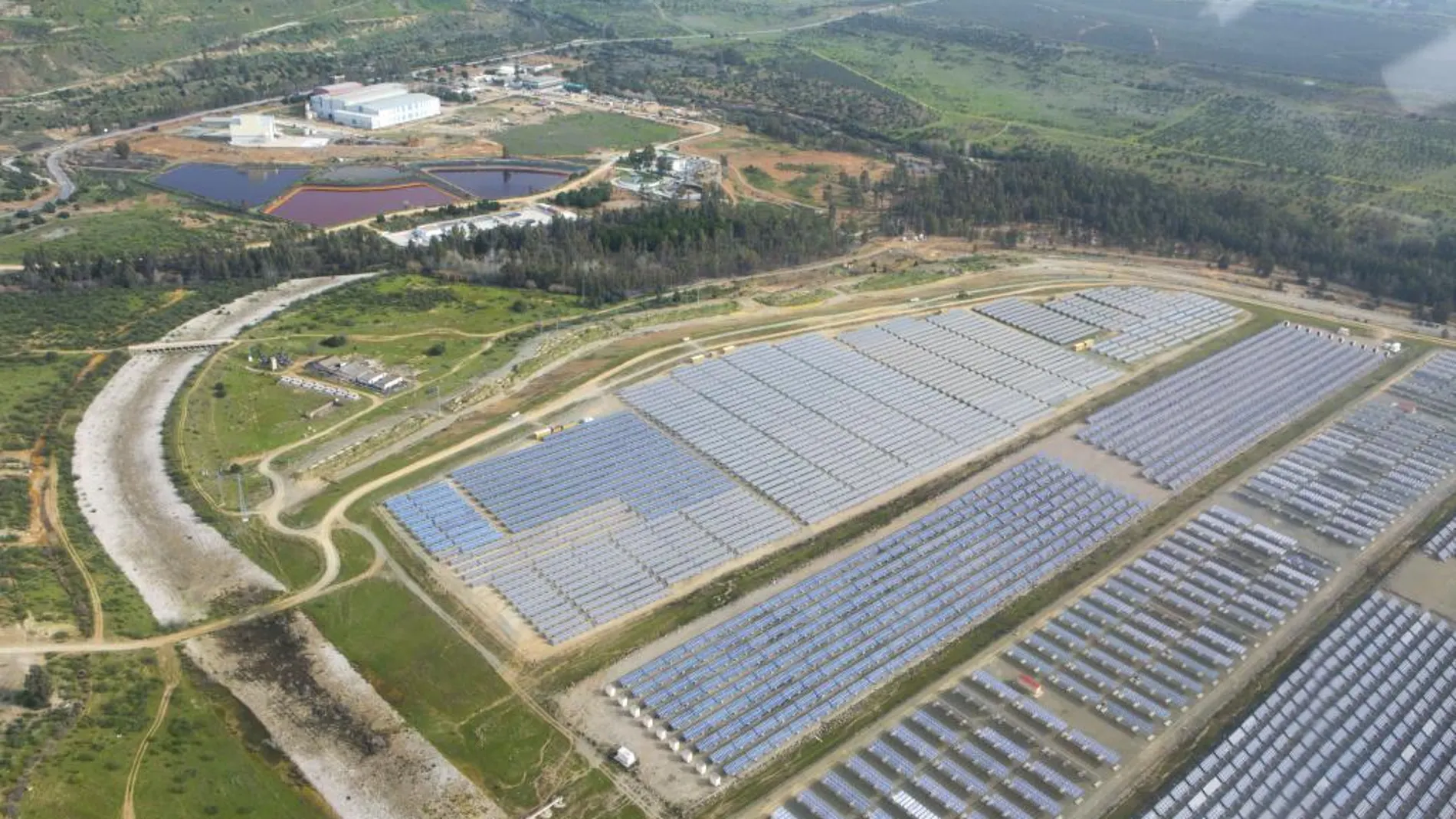 LA SOMBRA DEL DESASTRE DE 1988 está detrás del «caso Aznalcóllar». Ecologistas en Acción se ha personado en la causa derivada de la matriz en la que se investiga el presunto delito medioambiental. Según la organización conservacionista, esta imagen aérea muestra la contaminación del río Agrio