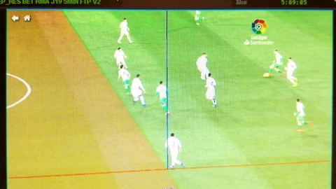Canales marcó el 1-1 y la primera decisión del árbitro fue anularlo por fuera de juego.