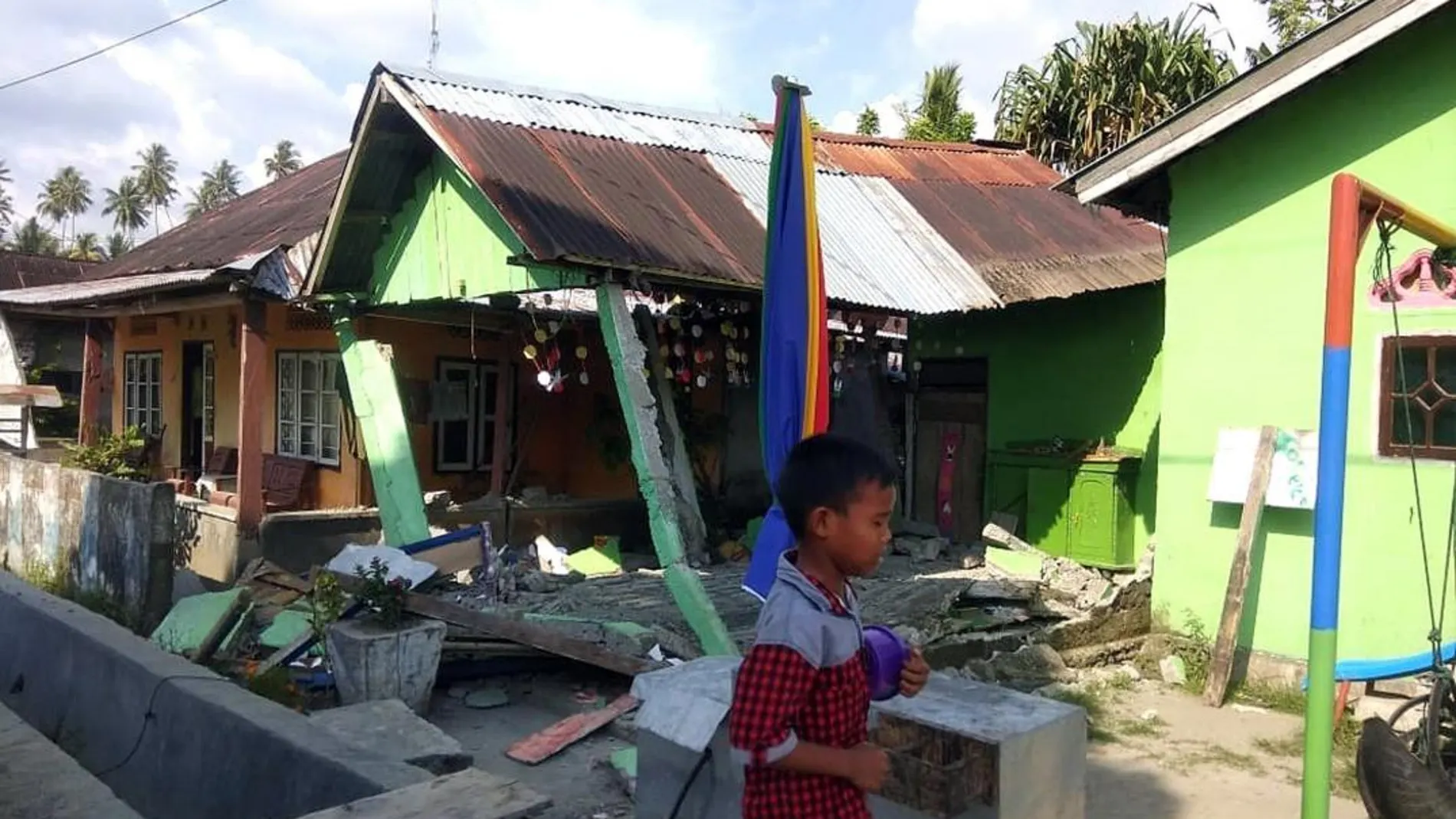 Un niño camina entre los escombros de una casa tras un terremoto de magnitud 7,5 que sacudió la isla de Célebes, situada en el norte de Indonesia. Efe