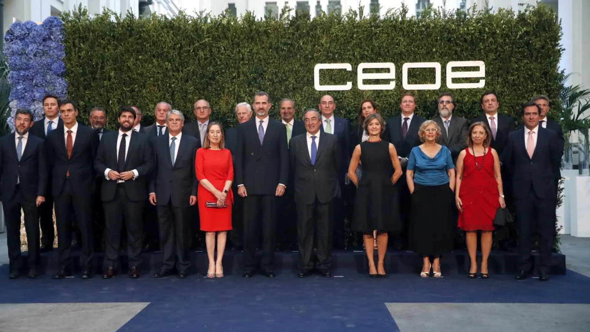 El Rey Felipe posa para fotografía de familia, a su llegada a la cena con la que se conmemora el 40 aniversario de la CEOE