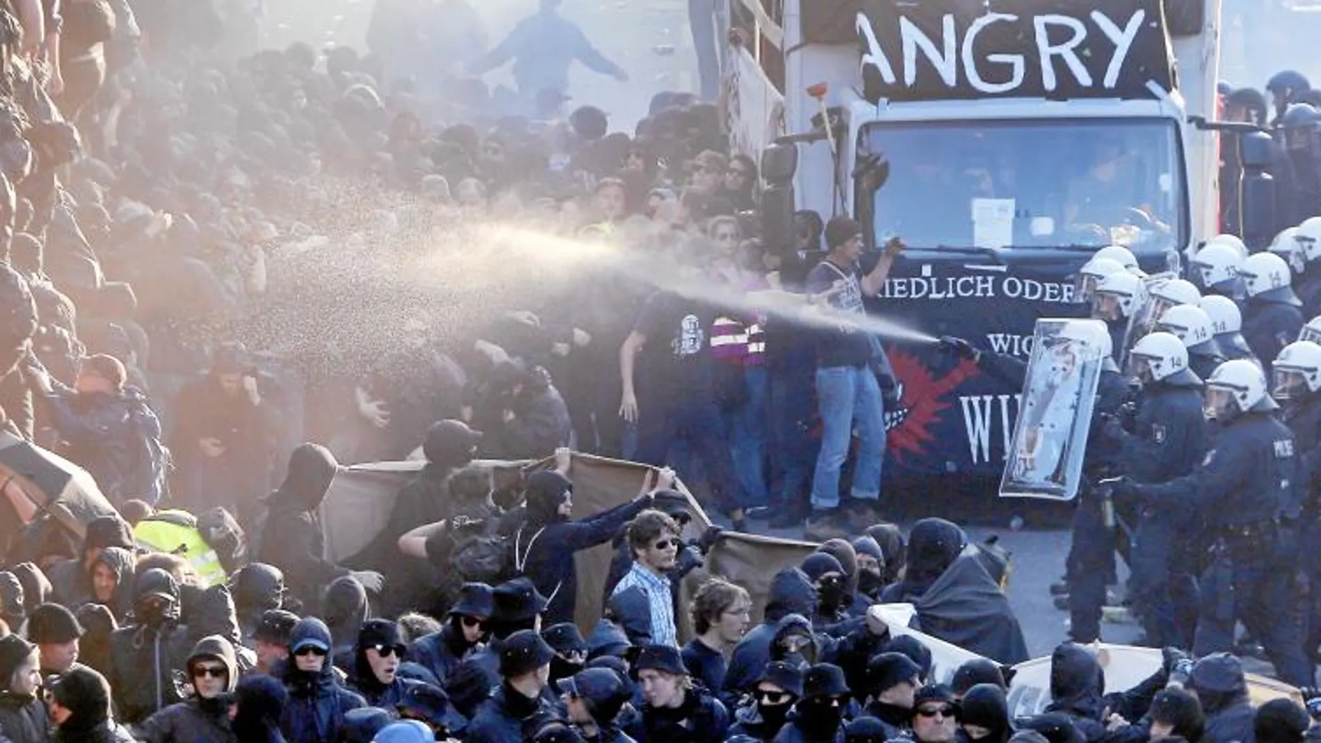 La Policía redujo a grupos antisistema que protestaban por la cumbre del G20 con gases lacrimógenos y cañones de agua, en Hamburgo