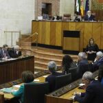 La presidenta de la Junta y candidata a las primarias del PSOE, Susana Díaz, ayer, ante el Pleno del Parlamento de Andalucía