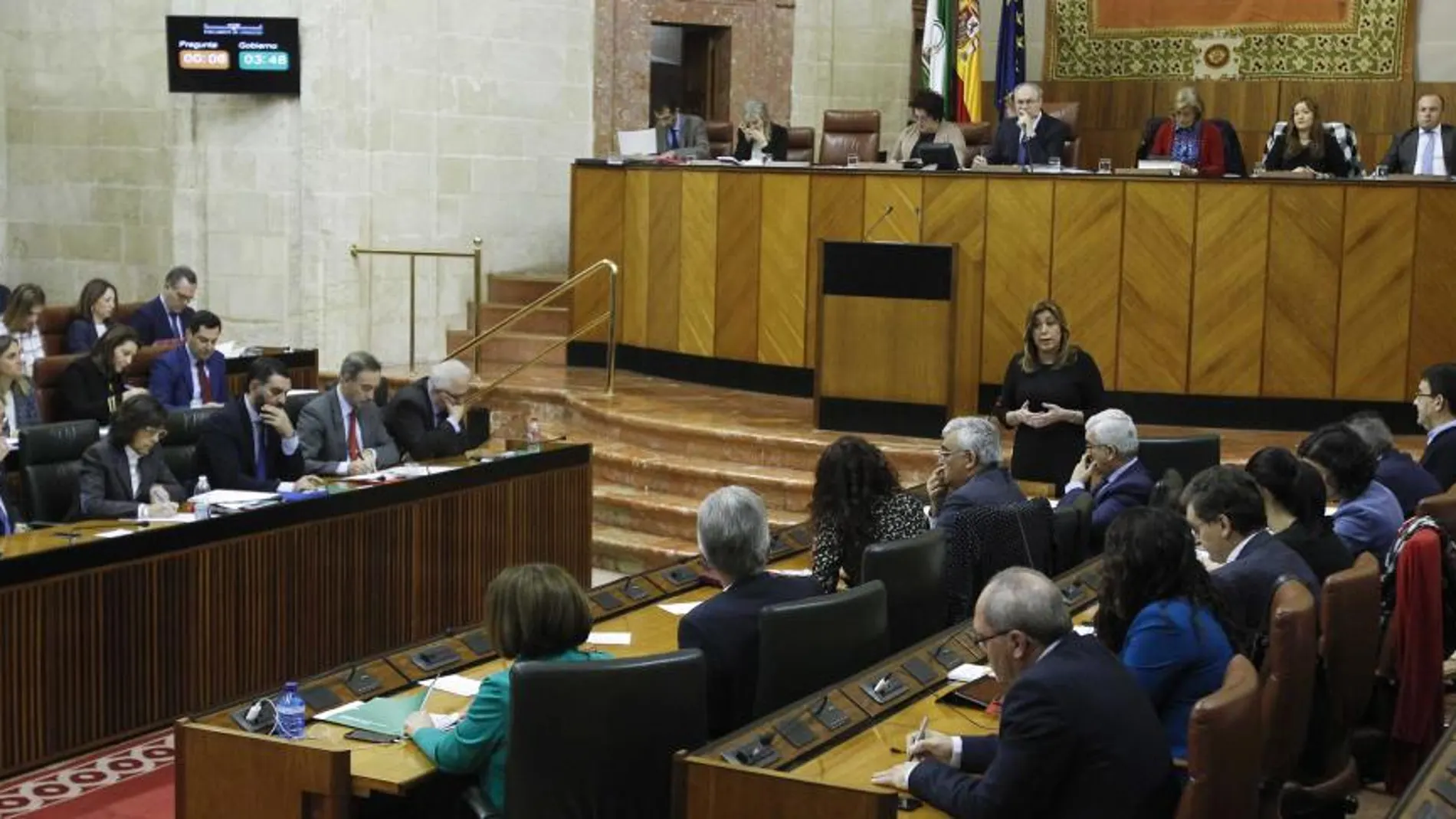 La presidenta de la Junta y candidata a las primarias del PSOE, Susana Díaz, ayer, ante el Pleno del Parlamento de Andalucía