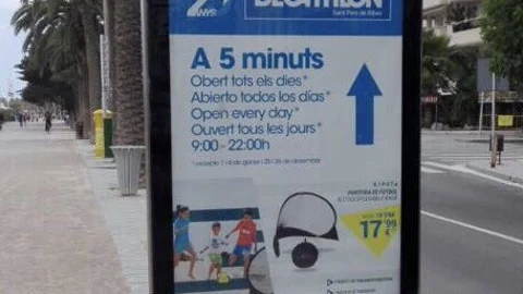 Decathlon España pide disculpas y rectifica una publicidad exterior que no incluía el castellano