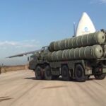 Sistema de misiles de defensa S-400 a su llegada a la base aérea de Hmeymim a las afueras de Latakia (Siria).