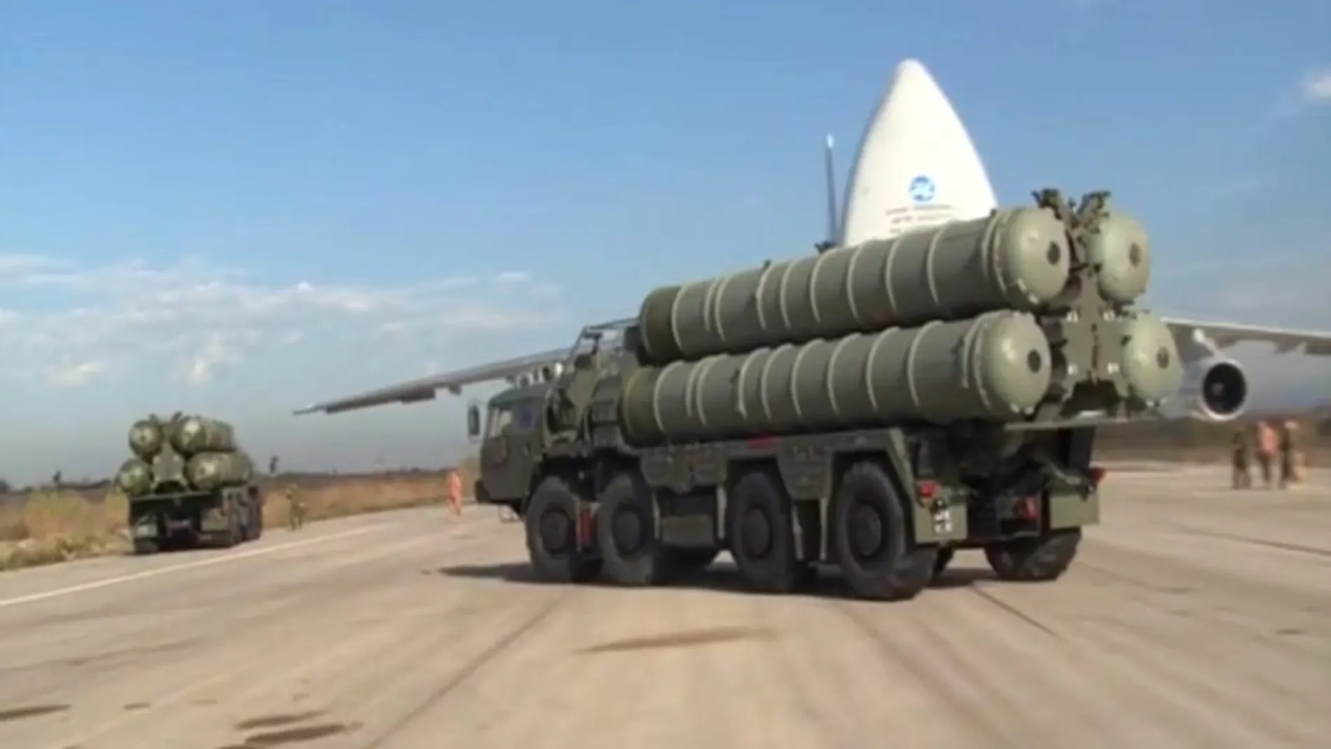 Sistema de misiles de defensa S-400 a su llegada a la base aérea de Hmeymim a las afueras de Latakia (Siria).