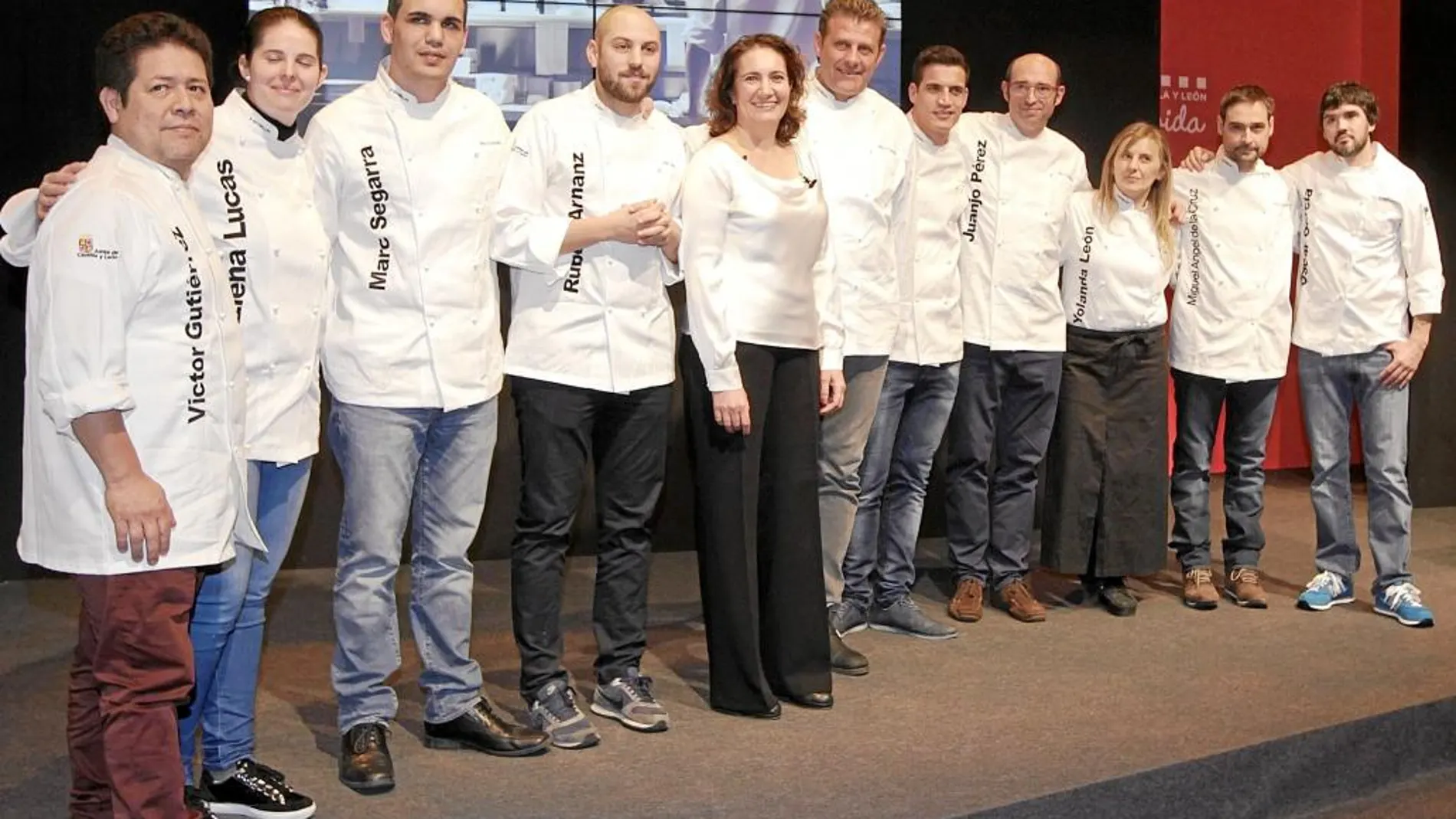 La consejera de Cultura y Turismo, María Josefa García Cirac, con los cocineros con Estrella Michelin.