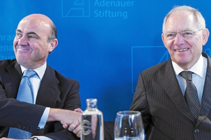 El ministro de Economía, Luis de Guindos, ayer junto a su homólogo alemán, Wolfgang Schäuble, en unas jornadas en Loja (Granada)