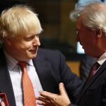 El secretario de Exteriores británico, Boris Johnson (i), charla con su homólogo de Luxemburgo, Jean Asselborn, al inicio del Consejo de ministros de Asuntos Exteriores de la UE celebrado en Luxemburgo