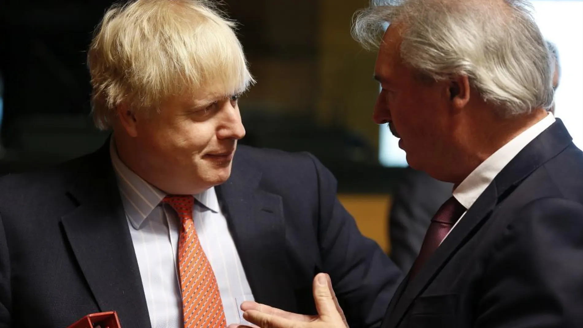 El secretario de Exteriores británico, Boris Johnson (i), charla con su homólogo de Luxemburgo, Jean Asselborn, al inicio del Consejo de ministros de Asuntos Exteriores de la UE celebrado en Luxemburgo