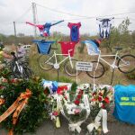Ofrenda floral por un grupo de ciclistas fallecidos en un atropello el pasado mes de agosto en Tarragona