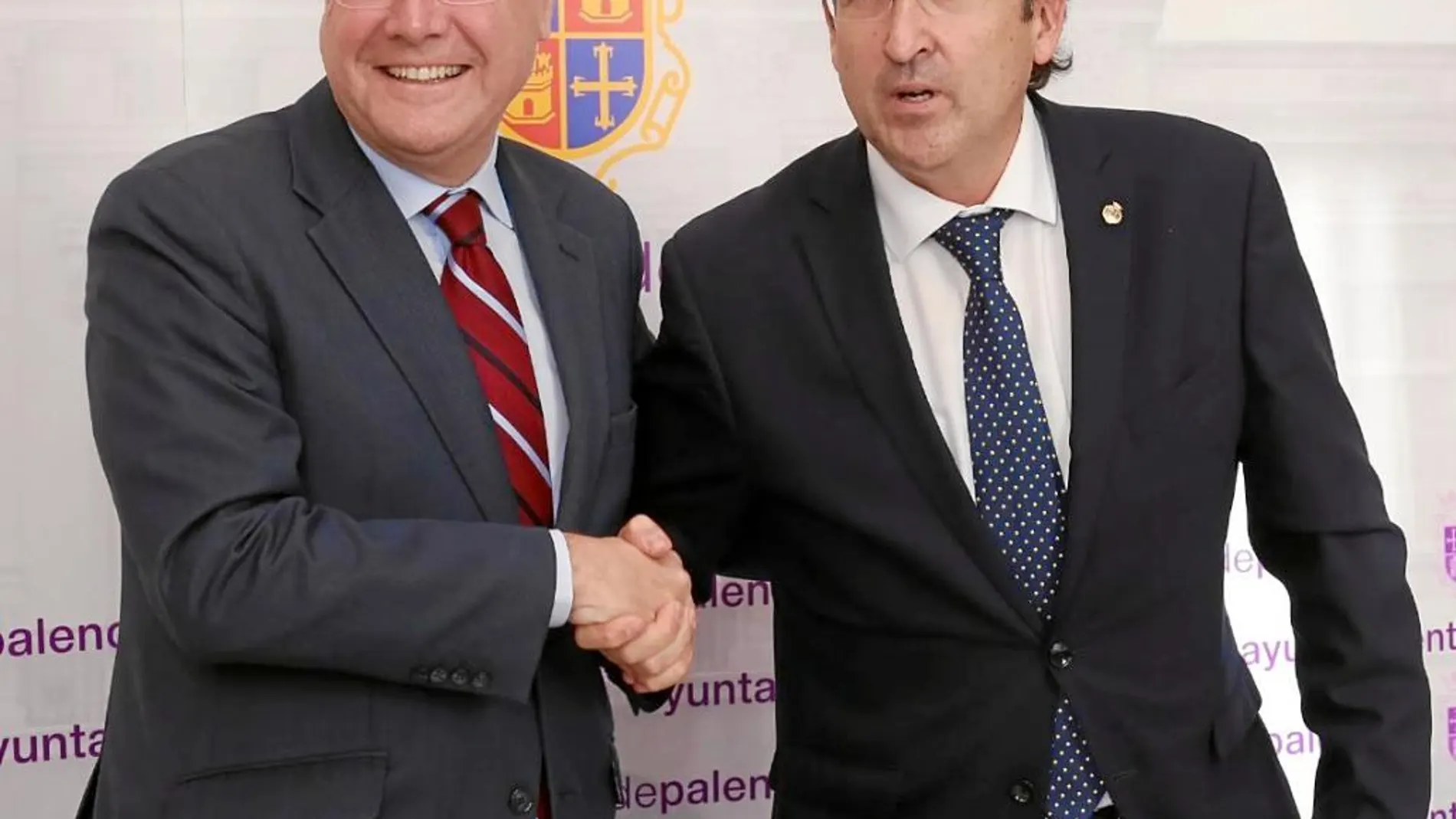 Los alcaldes Antonio Silván y Antonio Polanco estrechan sus manos