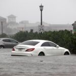 Varios coches en las inundadas calles de Charleston