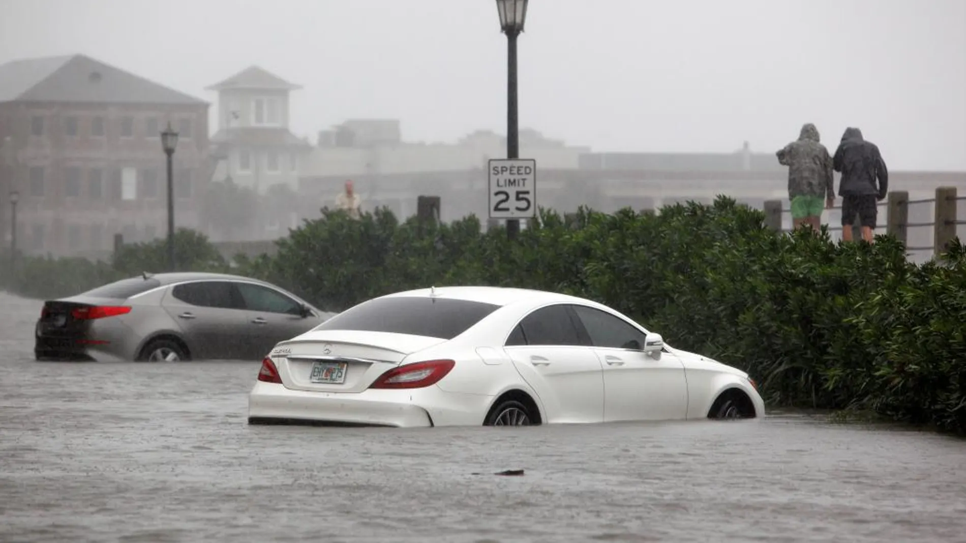 Varios coches en las inundadas calles de Charleston
