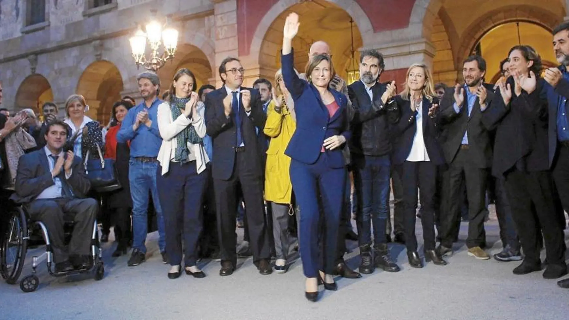 Dirigentes de Junts pel Sí y Ada Colau, entre otros, ya arroparon a Forcadell ante el Parlament cuando se le interpuso la querella