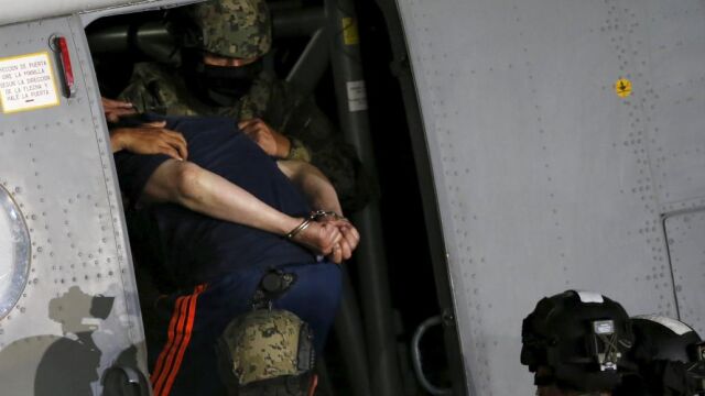 «El Chapo», al ser trasladado a la prisión.