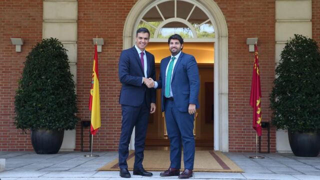El presidente del Gobierno, Pedro Sánchez, y el jefe del Ejecutivo murciano, Fernando López Miras, ayer en el Palacio de La Moncloa flanqueados por las banderas de España y de la Región