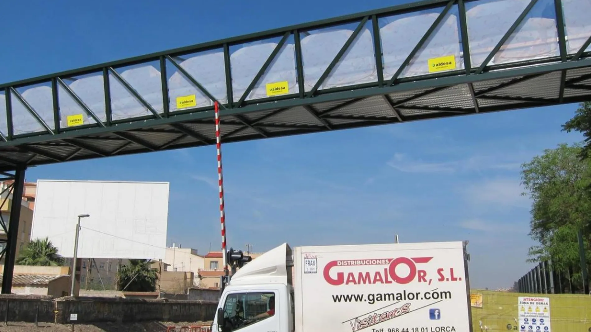 La pasarela peatonal instalada por Adif en las inmediaciones del paso a nivel de Santiago el Mayor, está situado a cerca de 800 metros de la estación de Murcia del Carmen