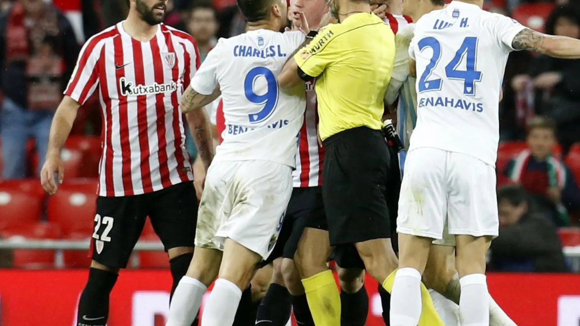 Enfrentamiento entre jugadores del Athletic de Bilbao y del Málaga