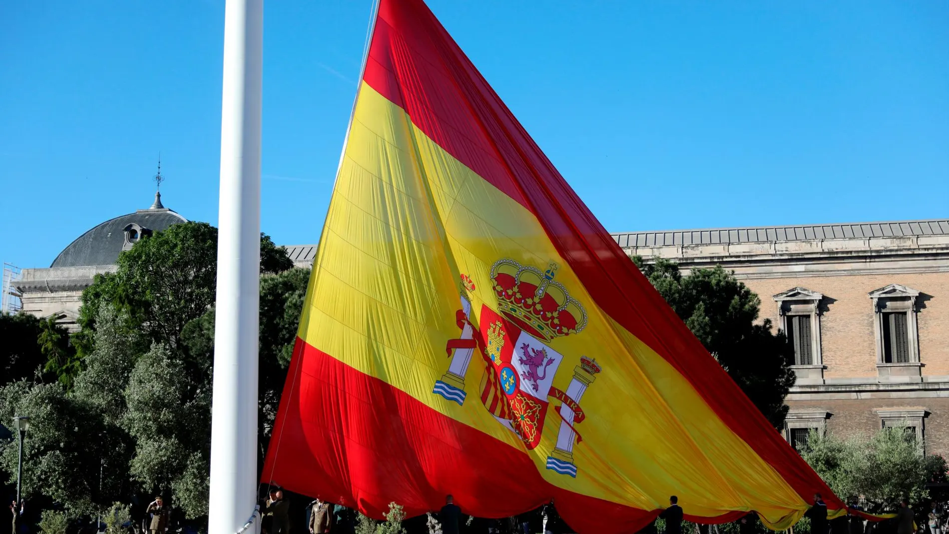 Izado de la bandera en la Plaza de Colón / Foto: Luis Díaz