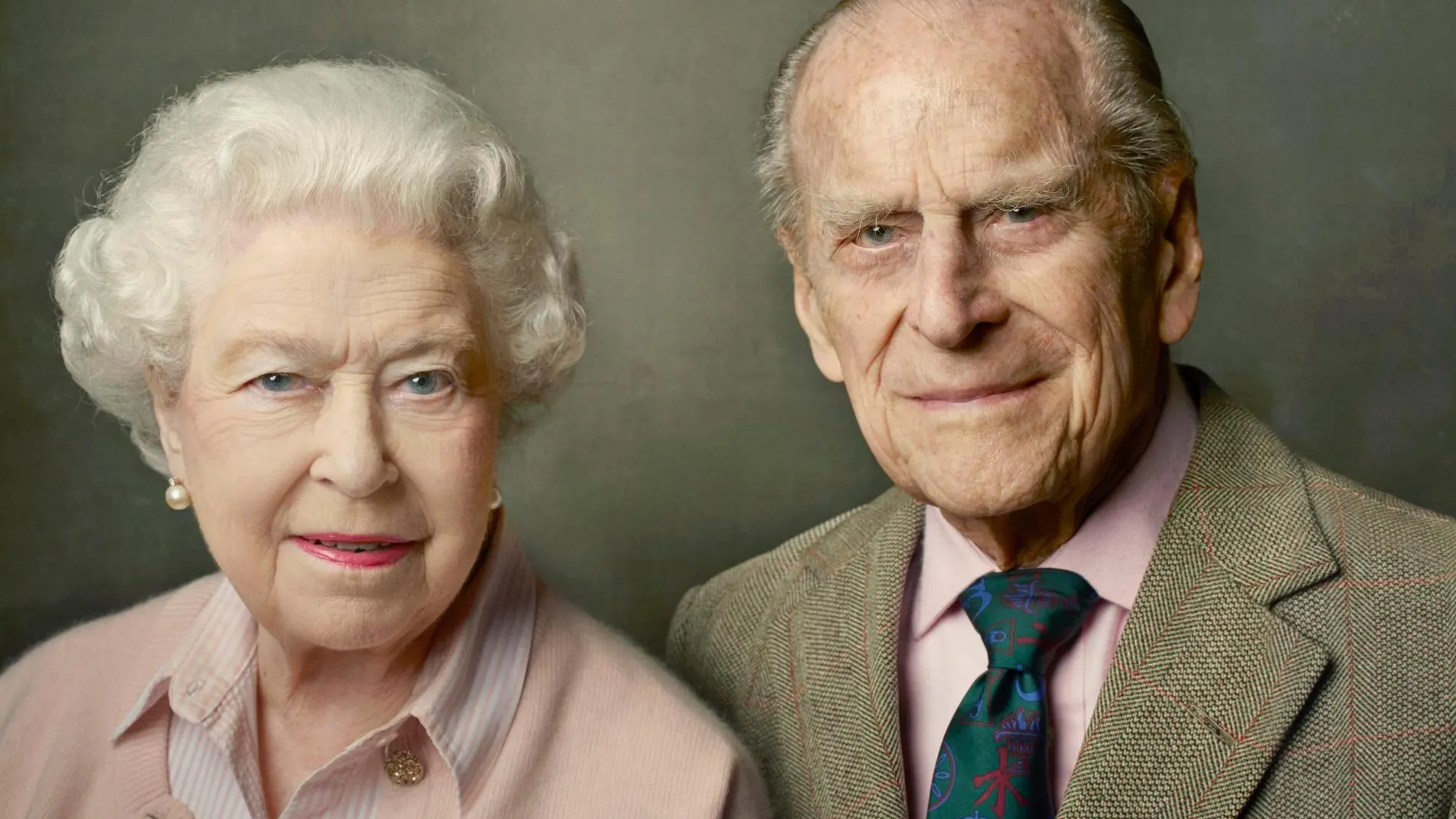 Retrato realizado por la fotógrafa estadounidense Annie Leibovitz, hoy, 10 de junio de 2016, que muestra a la Reina de Inglaterra, Isabel II, con su marido el Duque de Edimburgo en el castillo Windsor / EFE