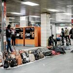 El centro intermodal de transporte público en plaza Cataluña es uno de los puntos neurálgicos del top-manta