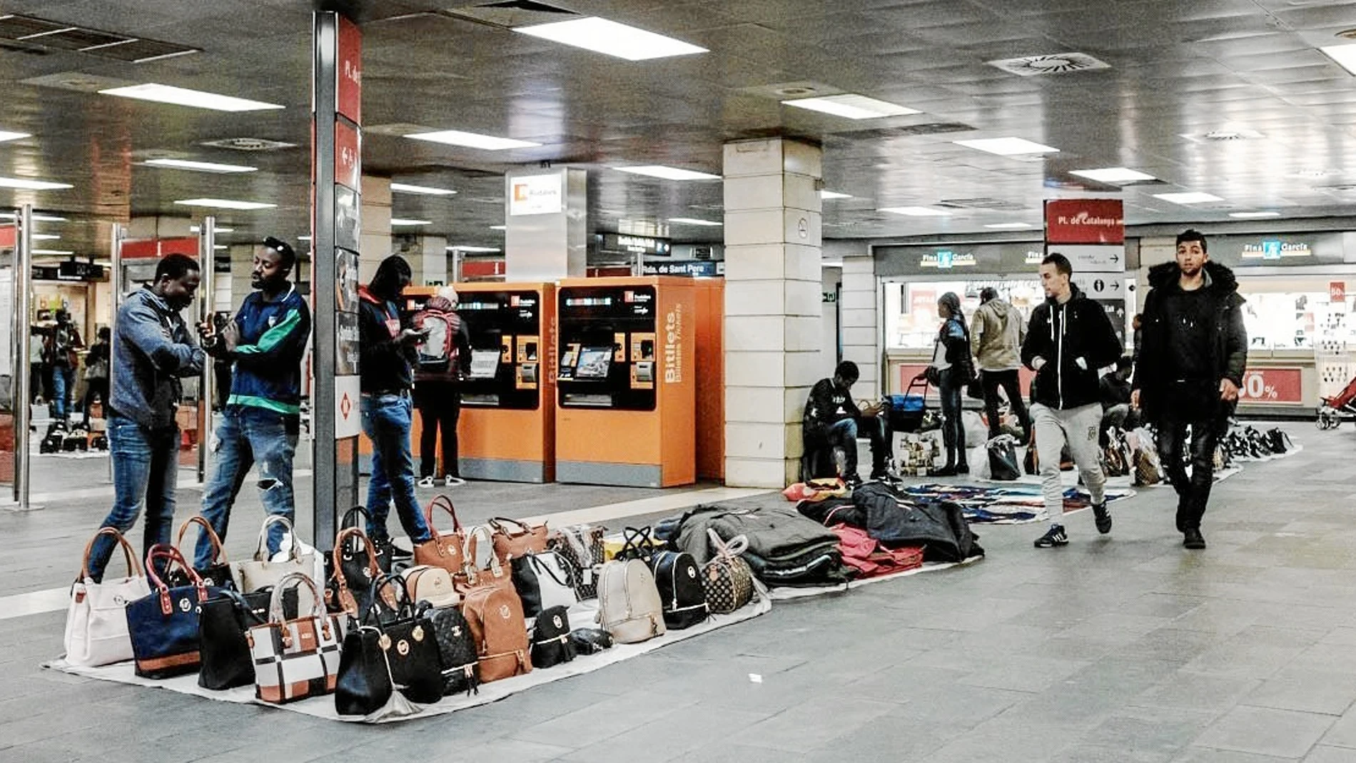 El centro intermodal de transporte público en plaza Cataluña es uno de los puntos neurálgicos del top-manta