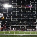 Marcelo despeja un balón bajo los palos