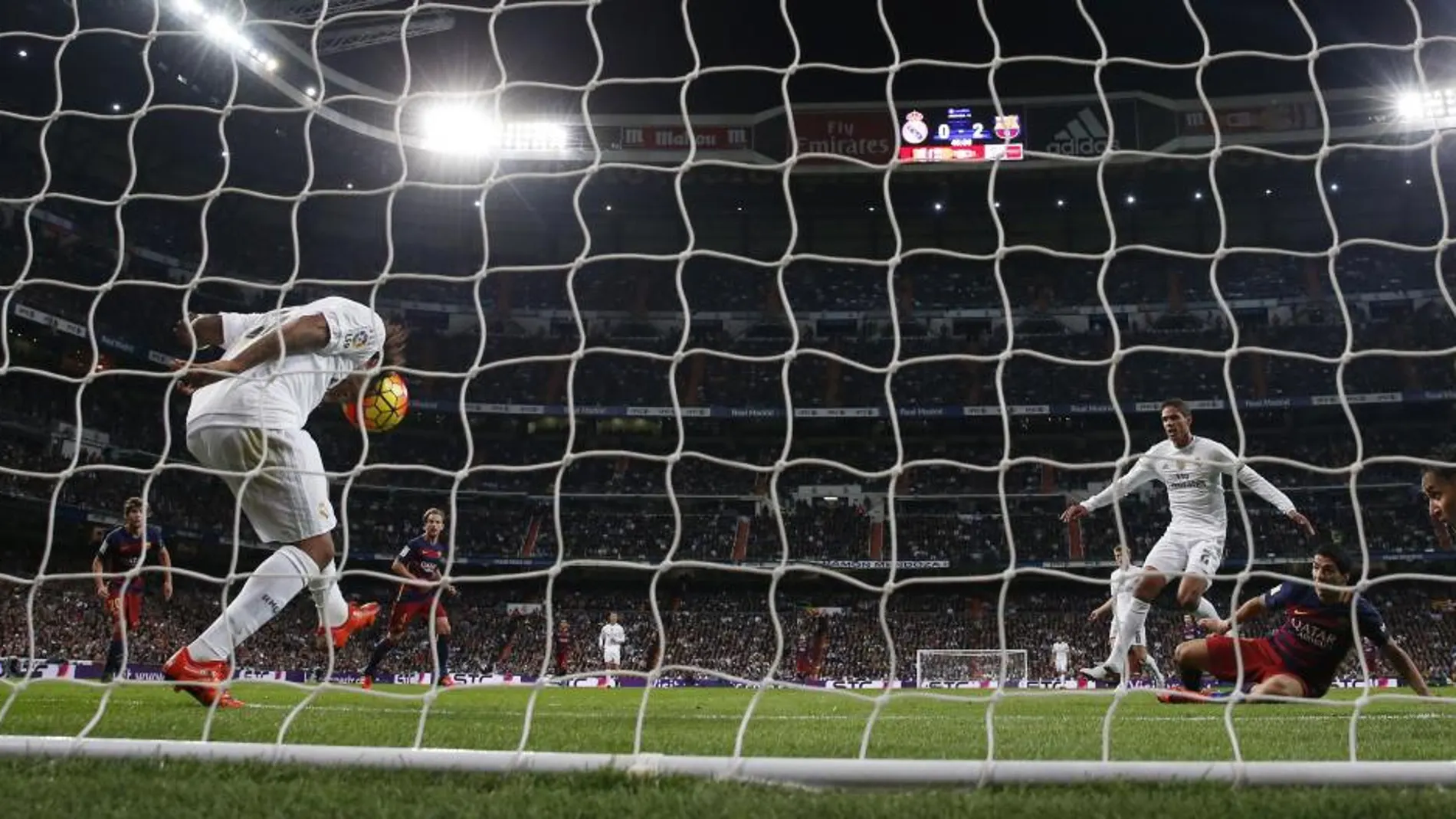 Marcelo despeja un balón bajo los palos