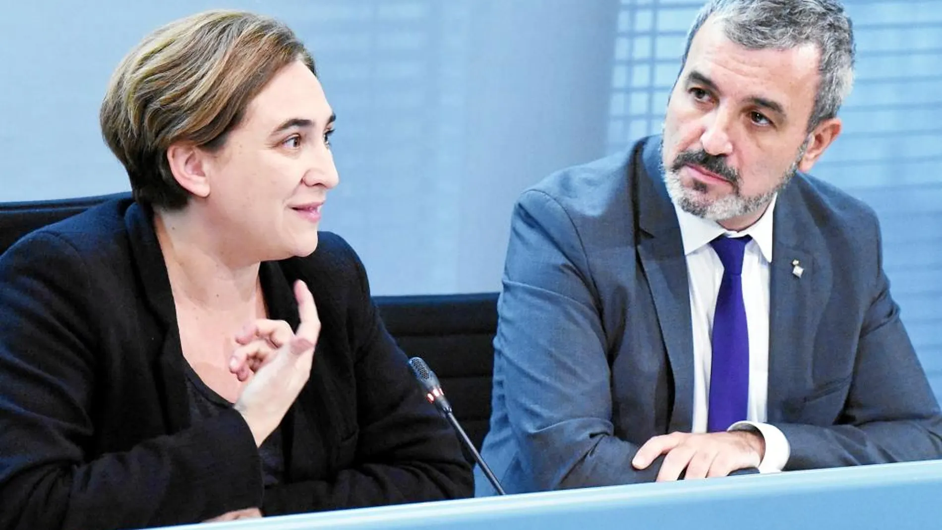 Ada Colau explicó ayer junto al líder municipal del PSC, Jaume Collboni, los acuerdos para dar salida al superávit