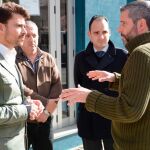 El portavoz municipal del PP, Beltrán Pérez, dialoga con vecinos del barrio / Foto: La Razón