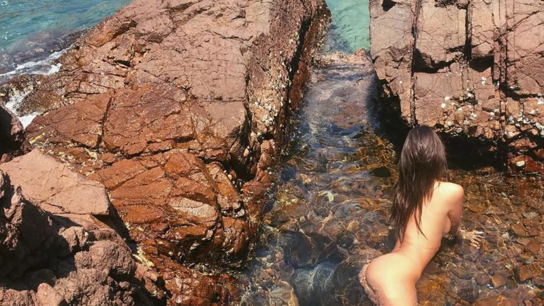 Emily Ratajkowski desafía la censura de Instagram con un nuevo desnudo