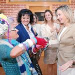 La consejera de Familia, Alicia García, saluda a una mujer antes de inaugurar el foro sobre igualdad en Hontalbilla