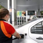 El precio medio del diésel baja del euro por litro por primera vez desde 2010