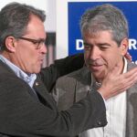 Artur Mas da una palmada a Francesc Homs, el candidato a las generales de CDC, que se presenta con la marca Democràcia i Llibertat