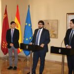El consejero de Salud, Manuel Villegas, el presidente López Miras, y el director general de la Fundación, Óscar Ortega