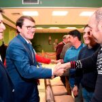 Fernández Mañueco saluda a un simpatizante durante la convención del partido en Segovia, en presencia de Francisco Vázquez