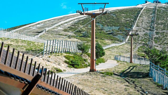 Así lucían ayer las pistas del Puerto de Navacerrada, donde sólo se ha habilitado el telesilla para uso turístico. Fotos: Ciprirano Pastrano