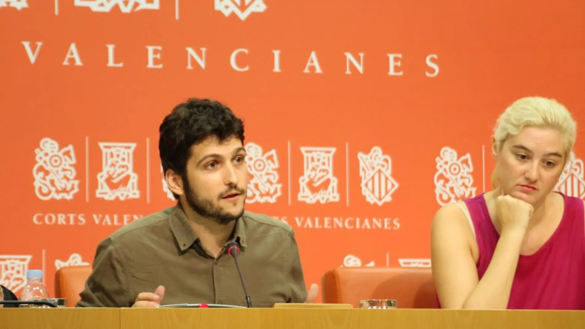 El portavoz Antonio Estañ, y la diputada Cristina Cabedo, ambos de Podemos, presentaron ayer la propuesta en Les Corts