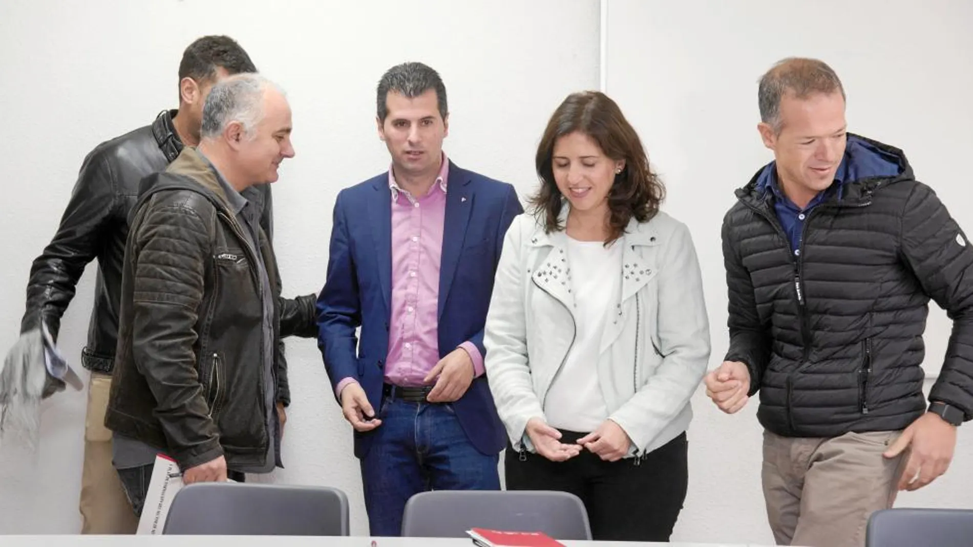 Luis Tudanca, Esther Peña y Ander Gil, antes de reunirse con los representantes sindicales de Bridgestone